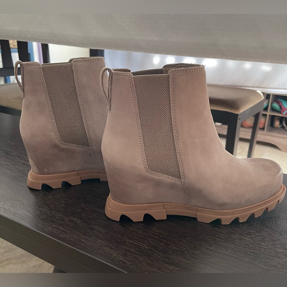 SOREL womens size 8 Joan of Artic III wedge Chelsea boot